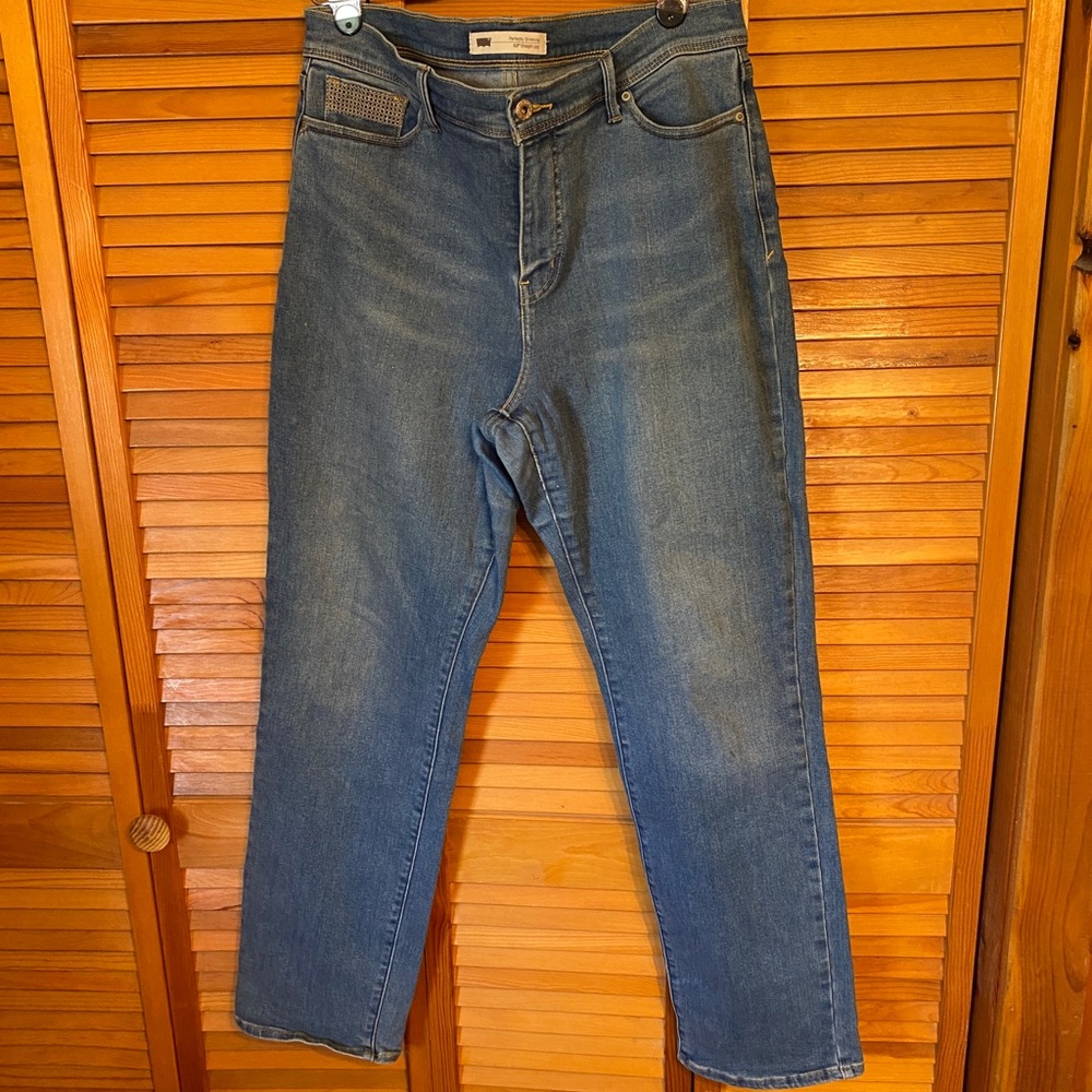 LEVI’S PERFECTLY SLIMMING 512 STRAIGHT LEG JEANS
